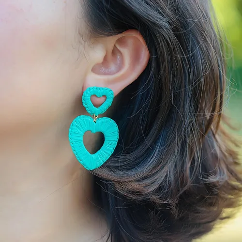 Vista 2 de Aretes de rafia de corazón, bonitos aretes bohemios, hechos a mano, joyería de amor de verano para mujer