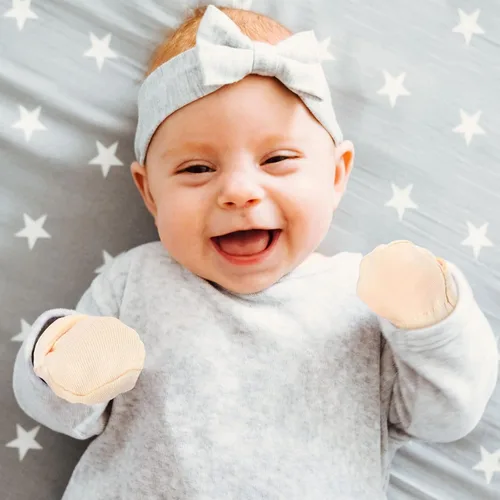 Vista 4 de Newcotte 12 pares de guantes ajustables para bebés, guantes transpirables de algodón para recién nacidos, guantes cálidos para bebés para niños