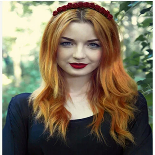 Vista 3 de Corona floral BOHO con diadema de rosas para el cabello (rojo oscuro)