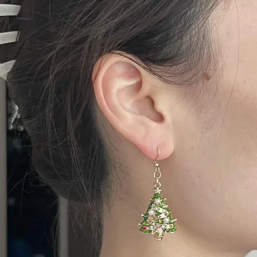 Vista 7 de Elegantes aretes de Navidad esmaltados, aretes de gancho de árbol de Navidad verdes para mujer, aretes colgantes brillantes y coloridos