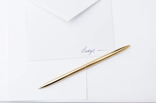Vista 3 de Juego de 6 bolígrafos de lujo en oro con punta redonda en caja de regalo blanca brillante Bolígrafos de oficina en oro/negro para mujeres