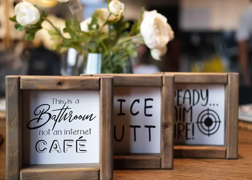 Vista 7 de Divertidos letreros decorativos de baño, decoración de baño de granja con 9 frases intercambiables, accesorios rústicos para decoración de estantes