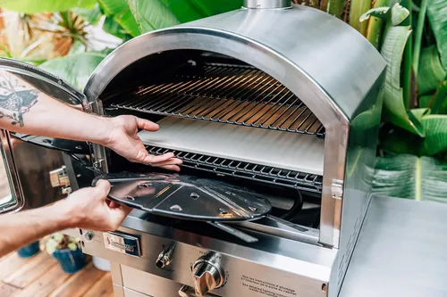 Vista 5 de Summerset Horno de gas independiente de gran capacidad para exteriores 'The Oven' con piedra para pizza, caja de ahumador y carrito móvil