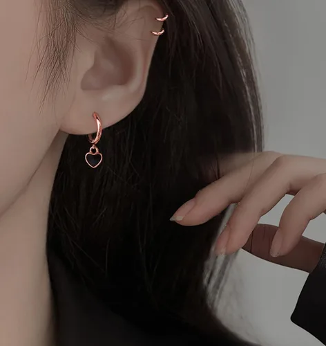 Vista 3 de SLUYNZ Aretes de aro de plata de ley 925 con forma de corazón negro para mujeres y adolescentes de 0.6 in