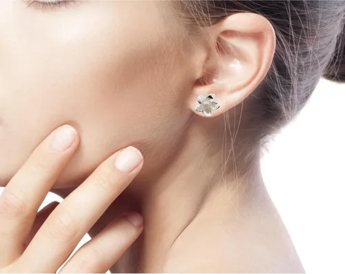 Vista 2 de NOVICA Aretes artesanales hechos a mano con perlas de agua dulce cultivadas y joyas nupciales de plata de ley 925 con piedra natal floral blanca