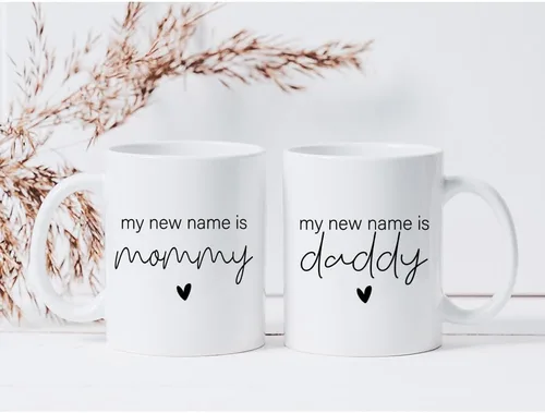 Vista 2 de My New Name is Mommy Daddy 2026 - Juego de tazas de regalo de embarazo para padres que van a ser, EST 2026 - Juego de tazas para mamá y papá por