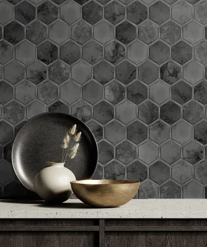 Vista 7 de NextWall Papel pintado geométrico hexagonal con incrustaciones para despegar y pegar (negro cósmico y plateado)