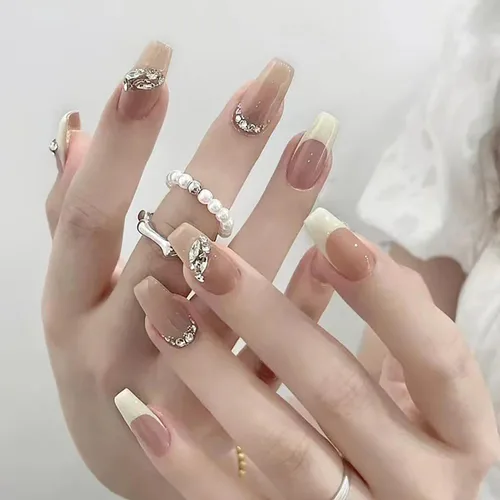 Vista 9 de Uñas postizas acrílicas artificiales con punta francesa en color nude con diseño de mariposa de cristal 3D y perla - Uñas de ataúd brillantes