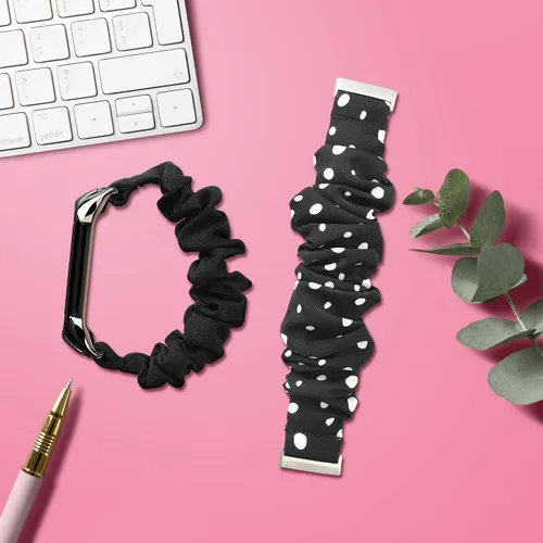 Vista 2 de kwmobile Correa de reloj compatible con Xiaomi Mi Smart Band 6 / Mi Band 6 / Band 5 – Correa de reloj de banda elástica negra