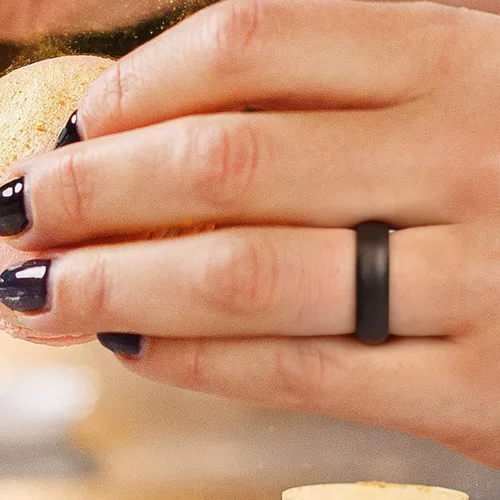 Vista 2 de ROQ - Anillo de boda de silicona para mujeres, alianzas de boda de goma asequibles, con purpurina y metálicos, oro rosa, plata, negro, azul