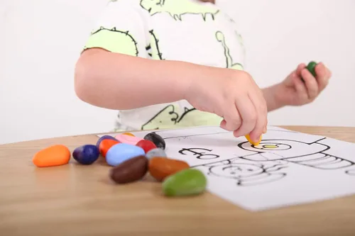 Vista 3 de Crayones Crayon Rocks, 16 colores en bolsa de muselina