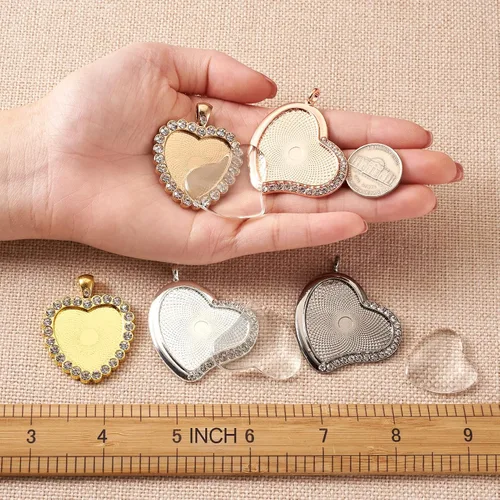 Vista 4 de Craftdady 20 bandejas colgantes de bisel de diamantes de imitación de corazón, base de camafeo, cabujón en blanco con cabujones de vidrio