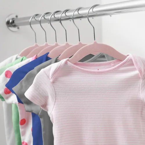 Vista 6 de Casafield 50 perchas de terciopelo para bebé, tamaño de 11 pulgadas para ropa de bebés y niños pequeños, color rosa claro