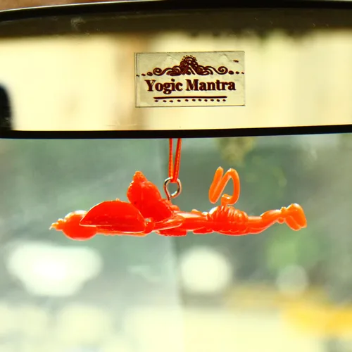Vista 3 de Yogic Mantra Flying Hanuman Ji para coche Color naranja Ídolo Hanuman colgante para espejo de coche Escultura clásica voladora Hanuman
