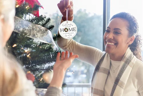 Vista 4 de Adorno Personalizado para la Primera Navidad en Nuestro Nuevo Hogar 2025, Adorno de Dirección de Casa Personalizado, Regalo para la Familia, Regalo