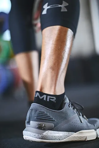 Vista 5 de Under Armour Calcetines de corte bajo Essential Lite para hombre, 6 pares