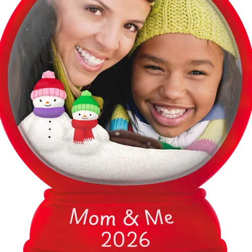 Vista 5 de Hallmark Keepsake Adorno de Navidad (foto de 2026 con globo de nieve de mamá y yo)