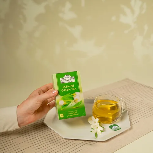 Vista 5 de Tés ingleses, "Té verde jazmín" - Tetera etiquetada y envuelta en papel de aluminio.