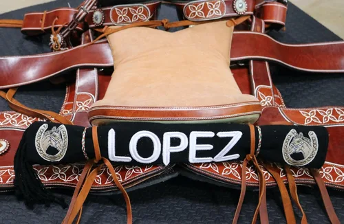 Vista 2 de M-Royal Saddles Hernández Charro Sarape Montura Charra