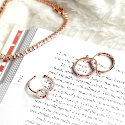 Vista 4 de PAVOI Anillos chapados en oro de 14 quilates para mujer Anillo de oro Karma Circle Anillos apilables