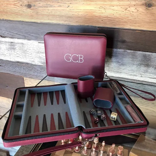Vista 5 de WE Games Juego de backgammon de viaje magnético con monograma personalizado - Borgoña Impresión de texto