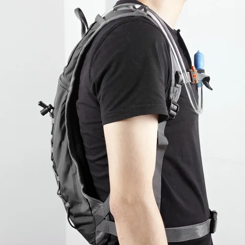 Vista 8 de Unigear Hydration Pack Backpack with 70 oz 2L Water Bladder for Running, Hiking, Cycling, Climbing, Camping, Biking