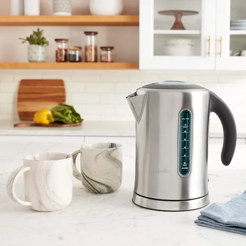 Vista 2 de Breville BKE700BSS - Hervidor de agua caliente pura, acero inoxidable cepillado Quickly heat water for tea, coffee and instant meals with electric