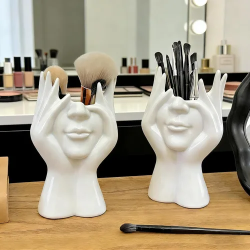 Vista 4 de Soporte decorativo para brochas de maquillaje facial, diseño de escultura de cerámica blanca, 7 x 4.7 pulgadas, organizador de cosméticos