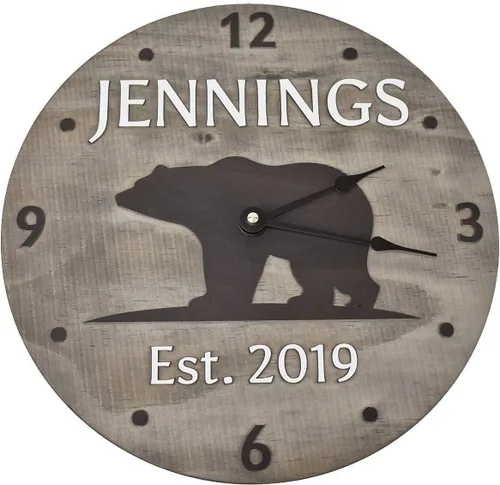 Vista 2 de Reloj de oso de madera hecho a mano de 11 pulgadas personalizado con apellido y año de boda