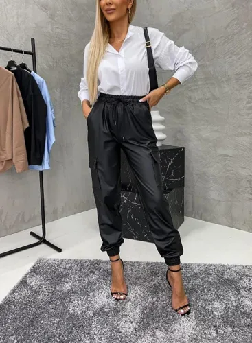 Vista 4 de chouyatou Pantalones deportivos casuales con bolsillos con solapa y cordón elástico en la cintura y pierna cónica de piel sintética para mujer