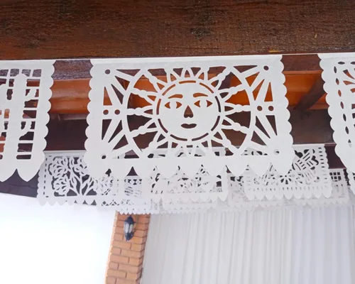 Vista 4 de Paquete de pancartas de papel picado blanco a granel de banderas mexicanas, más de 120 pies, hechas de elegante papel de seda blanco con un tema