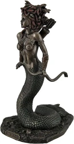 Vista 2 de Veronese Design Medusa Greek Gorgon Serpiente Monstruo De Pie Sosteniendo Arco Estatua Altamente Detallada