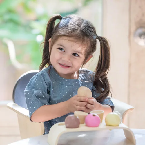 Vista 9 de PlanToys® Juego de helado de madera para niños Incluye soporte, cucharas y conos Comida de juego de simulación de postres para niños pequeños
