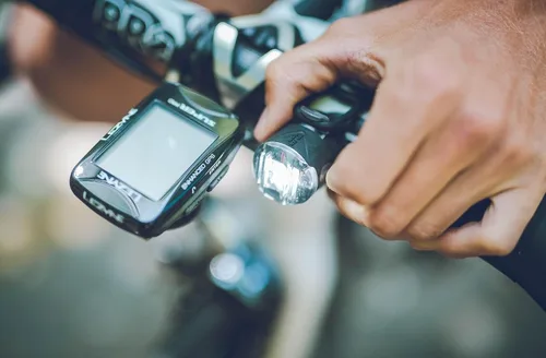 Vista 3 de LEZYNE Femto USB Drive Front Bicicleta recargable IPX7 LED Luz delantera con múltiples modos de sólido y flash Correa de montaje de goma