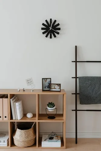 Vista 8 de Umbra - Reloj de pared en bandas