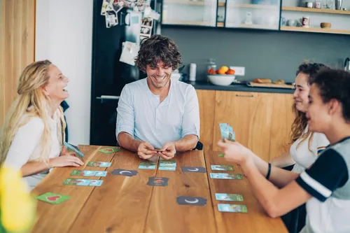 Vista 4 de Zombie Chickens - Divertidos juegos de cartas familiares para adultos, adolescentes y niños - Juego de zombis de supervivencia, 3 formas de jugar