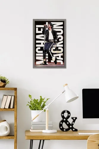 Vista 2 de Michael Jackson - Póster de pared con micrófono de rendimiento, 22.4 pulgadas de largo x 14.7 pulgadas de ancho, versión enmarcada de madera