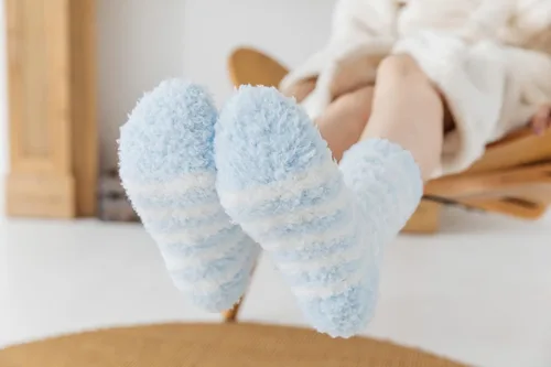 Vista 3 de Calcetines peludos para mujer, cálidos y suaves