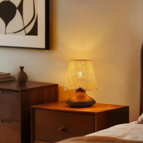 Vista 8 de TAKEGO Pequeña lámpara de mesa con base de madera, lámpara con pantalla de ratán mini para mesita de noche, lámpara de estilo granja vintage, mini