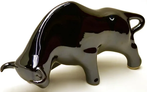 Vista 13 de Toro de escultura de cerámica hecho a mano y pintado a mano. Figura decorativa (tamaño pequeño 9.45 x 5.51 x 3.94 pulgadas) (negro mate)