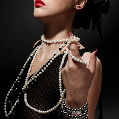 Vista 5 de Paquete de 32 collares largos de perlas de los años 20, joyería de disfraces, collar de perlas falsas de Gatsby a granel, collar de perlas