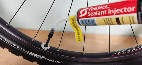 Vista 5 de Inyector de sellador de neumáticos TireJect - Jeringa aplicadora de inyector de sellador sin cámara compatible con Presta y Schrader - Instalación