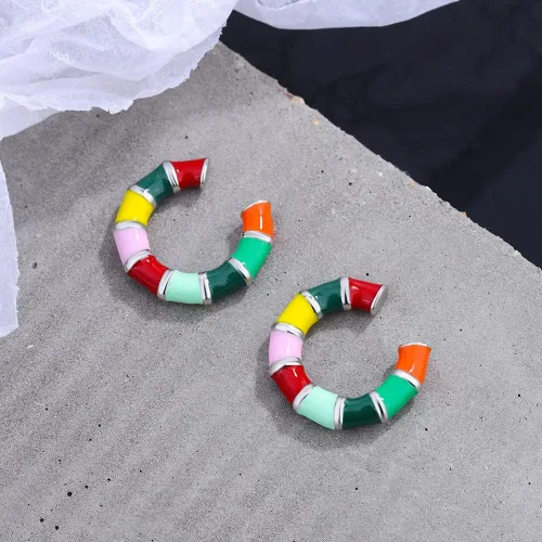 Vista 5 de Aretes de cartílago esmaltado colorido sin perforación, aretes falsos para abrazar, aros gruesos, joyería hipoalergénica, regalos para mujeres