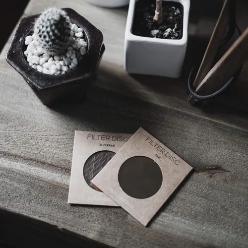 Vista 8 de Filtro para uso en cafeteras AeroPress Go/AeroPress – Disco fino – Reutilizable – Acero inoxidable recubierto de alta calidad (oro rosa, metal)