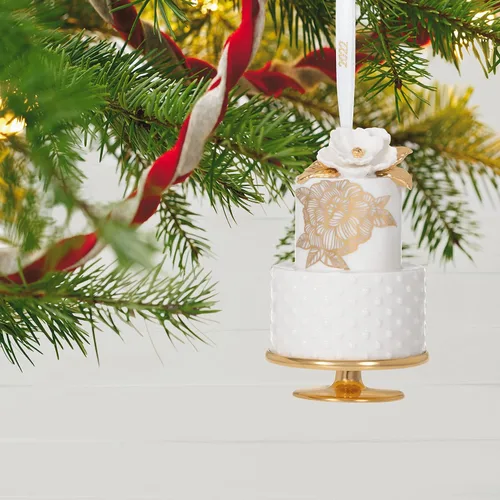 Vista 6 de Hallmark Keepsake Adorno de Navidad 2022, un dulce pastel de boda, porcelana