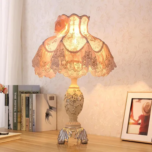 Vista 2 de Lámpara de escritorio de estilo europeo rosa con pantalla de tela, lámpara de mesa victoriana con bombilla E27 e interruptor de botón, lámparas