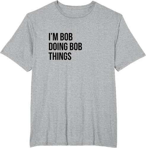 Vista 70 de Camiseta con texto en inglés "I'm Bob Doing Bob Things" Asfalto