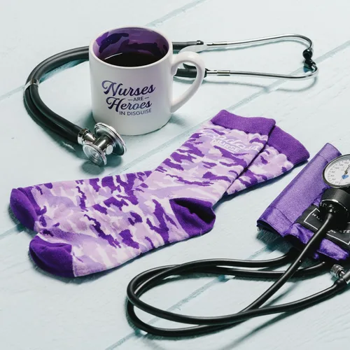 Vista 9 de Pavilion Gift Company - Enfermera - Taza de té de café de camuflaje morado de 15 onzas, color blanco