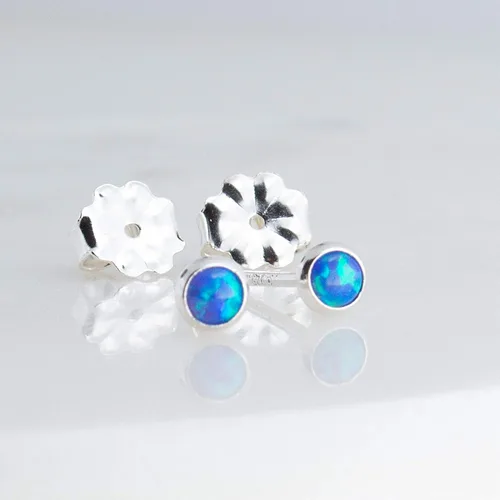 Vista 20 de Aretes pequeños de plata de ley para cartílago, tragus, hélix, múltiples piercings hipoalergénicos, piedra natal para mujer, juego de bisel