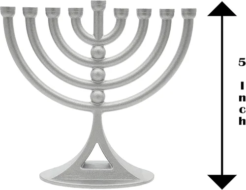 Vista 3 de Paquete de 2 mini menorá de plata mate Hanukkah con velas clásicas de 5 pulgadas, ideal para viajes, centro de mesa de decoración de Hanukkah